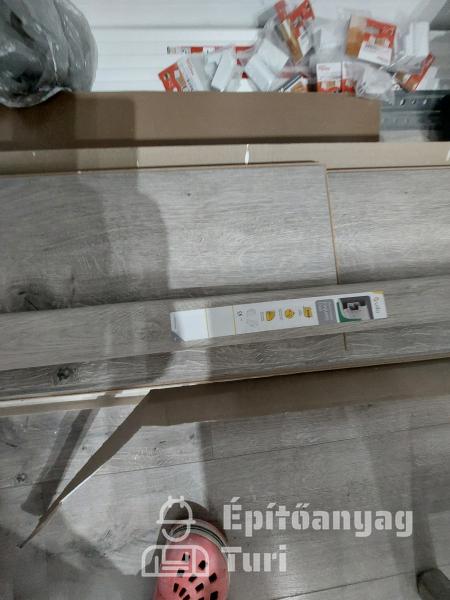 Laminált padló 8mm+ kiegészítők.