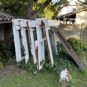 Bontott ablakok és bejárati ajtó