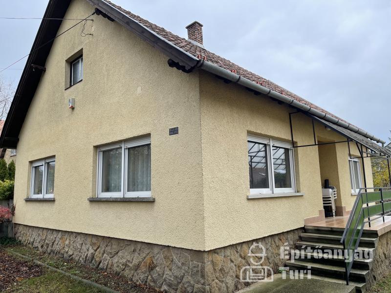 Bontott ablakok és bejárati ajtó