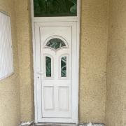 Bontott ablakok és bejárati ajtó